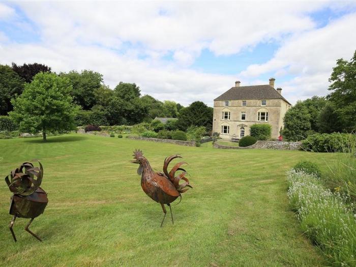 The Granary is in Bourton-on-the-Water, Gloucestershire. Pet-friendly. Off-road parking. In an AONB.