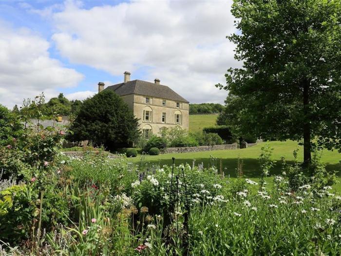 The Granary is in Bourton-on-the-Water, Gloucestershire. Pet-friendly. Off-road parking. In an AONB.