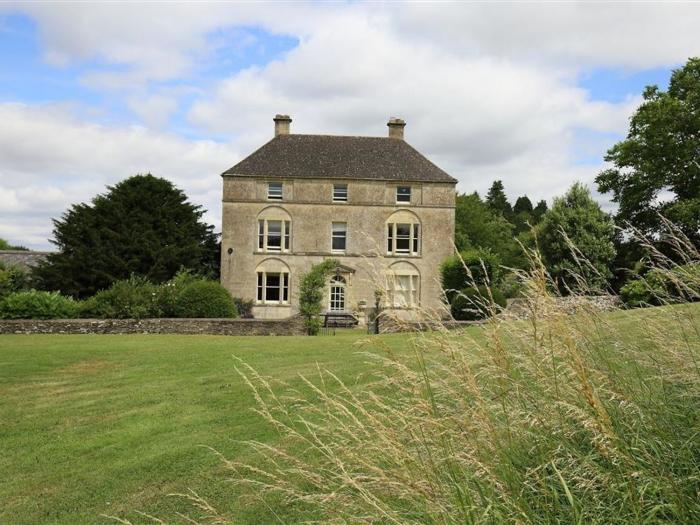 The Granary is in Bourton-on-the-Water, Gloucestershire. Pet-friendly. Off-road parking. In an AONB.