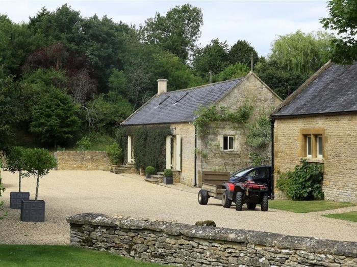 The Granary is in Bourton-on-the-Water, Gloucestershire. Pet-friendly. Off-road parking. In an AONB.