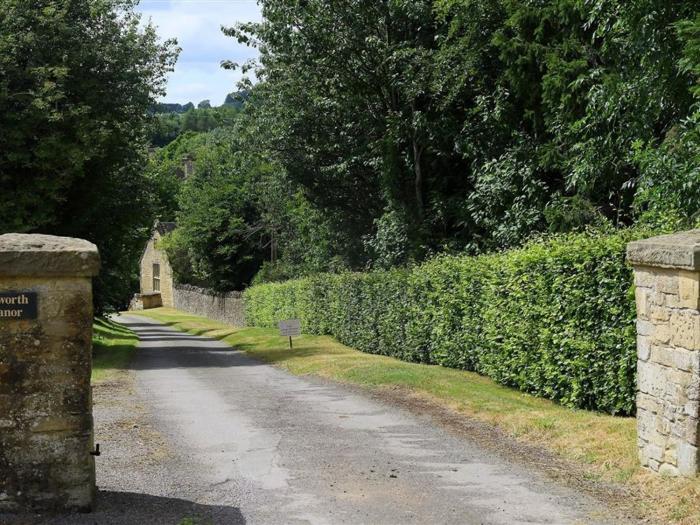 The Granary is in Bourton-on-the-Water, Gloucestershire. Pet-friendly. Off-road parking. In an AONB.