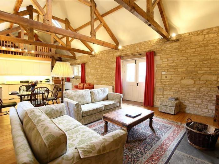 The Granary is in Bourton-on-the-Water, Gloucestershire. Pet-friendly. Off-road parking. In an AONB.