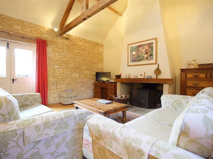 The Granary is in Bourton-on-the-Water, Gloucestershire. Pet-friendly. Off-road parking. In an AONB.