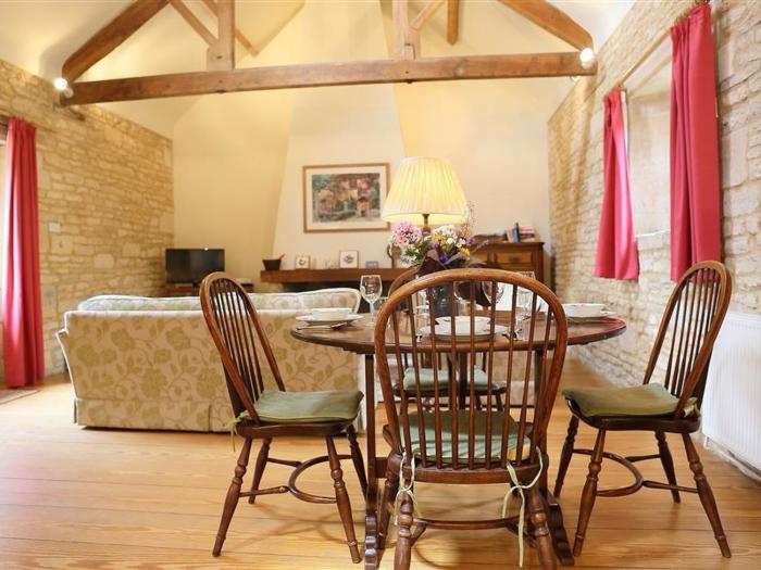 The Granary is in Bourton-on-the-Water, Gloucestershire. Pet-friendly. Off-road parking. In an AONB.