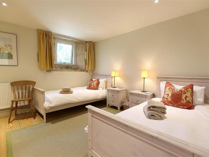 The Granary is in Bourton-on-the-Water, Gloucestershire. Pet-friendly. Off-road parking. In an AONB.