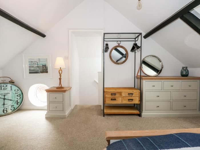 Leveret Cottage is in Docking, Norfolk. Close to amenities. Romantic. Couples. Bedroom with en-suite