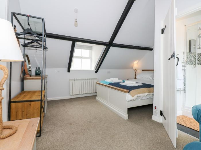 Leveret Cottage is in Docking, Norfolk. Close to amenities. Romantic. Couples. Bedroom with en-suite