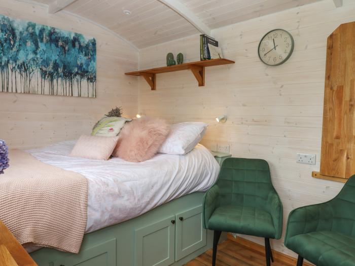 Lottie's Hut, Okehampton, Devon. Woodburning stove. Ideal for couples. King-size bed. Smart TV. WiFi