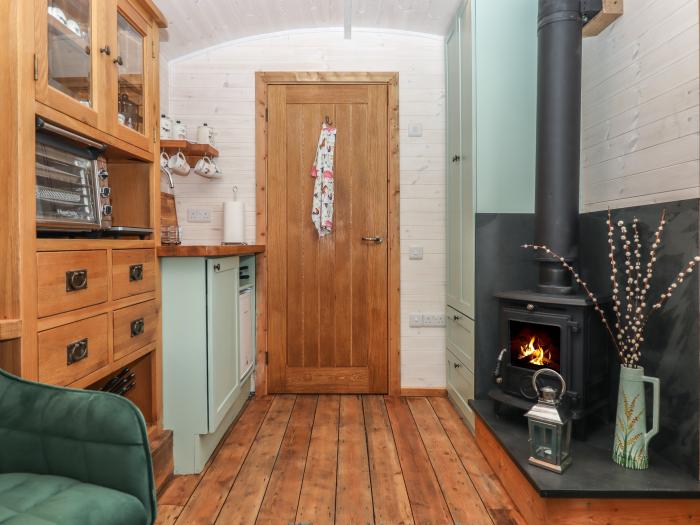 Lottie's Hut, Okehampton, Devon. Woodburning stove. Ideal for couples. King-size bed. Smart TV. WiFi