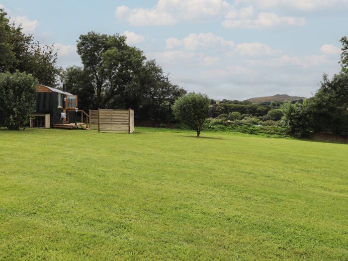 Lottie's Hut, Okehampton, Devon. Woodburning stove. Ideal for couples. King-size bed. Smart TV. WiFi