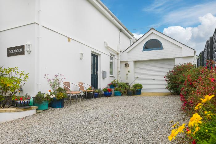 Polmoor, Carbis Bay, Cornwall. Sea glimpses. Balcony. Close to shops and pub. Open plan. Near beach.