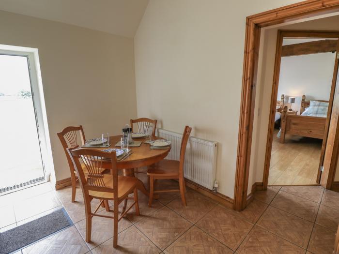 Hereford Lodge, Great Haywood. Pet-friendly. Rural location. Off-road parking. Open-plan. TV. Wi-Fi.