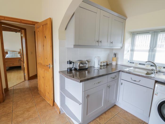 Hereford Lodge, Great Haywood. Pet-friendly. Rural location. Off-road parking. Open-plan. TV. Wi-Fi.