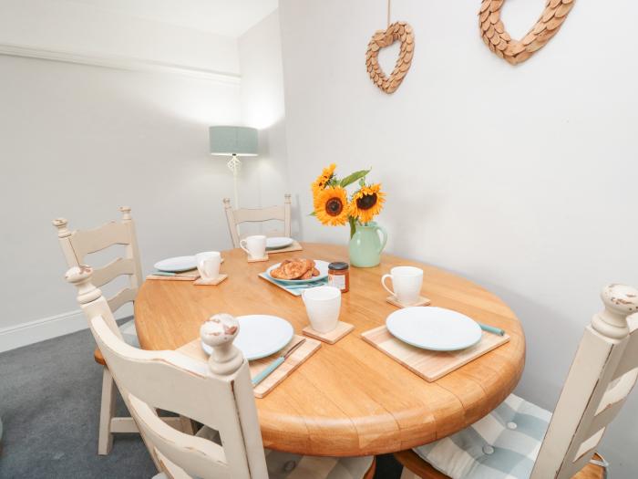 8 Above Town, Dartmouth, Devon. Second-floor apartment based in the heart of Dartmouth. Pet-friendly