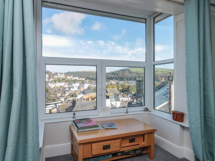 8 Above Town, Dartmouth, Devon. Second-floor apartment based in the heart of Dartmouth. Pet-friendly