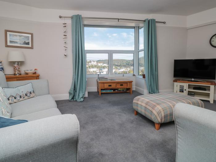 8 Above Town, Dartmouth, Devon. Second-floor apartment based in the heart of Dartmouth. Pet-friendly