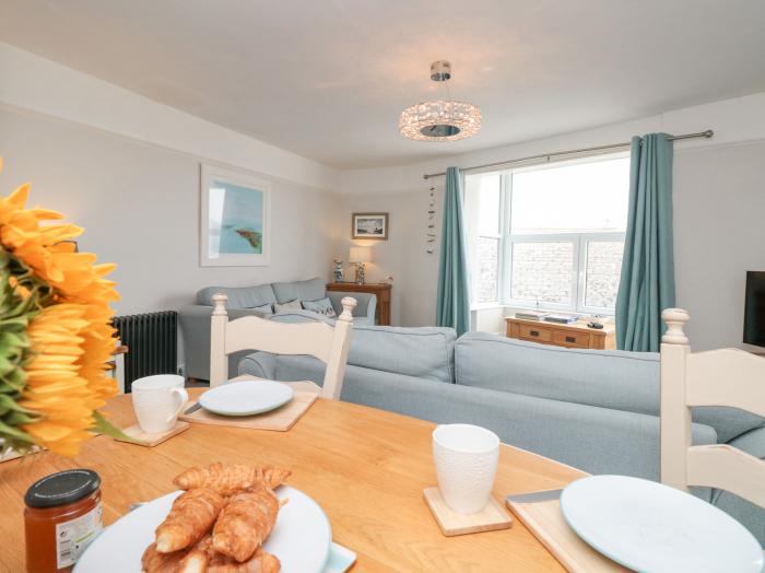 8 Above Town, Dartmouth, Devon. Second-floor apartment based in the heart of Dartmouth. Pet-friendly