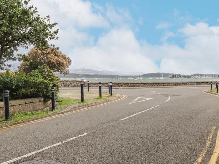 Ewyn Y Mor in Beaumaris, North Wales. In an AONB. Close to amenities and a beach. Woodburning stove.