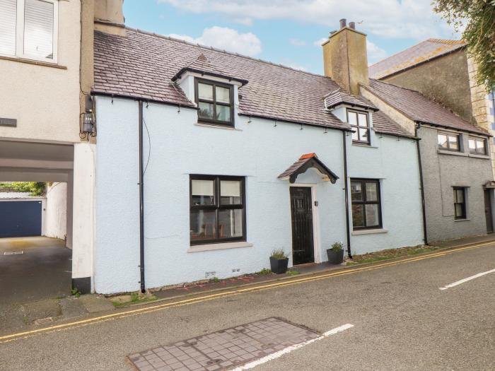 Ewyn Y Mor in Beaumaris, North Wales. In an AONB. Close to amenities and a beach. Woodburning stove.