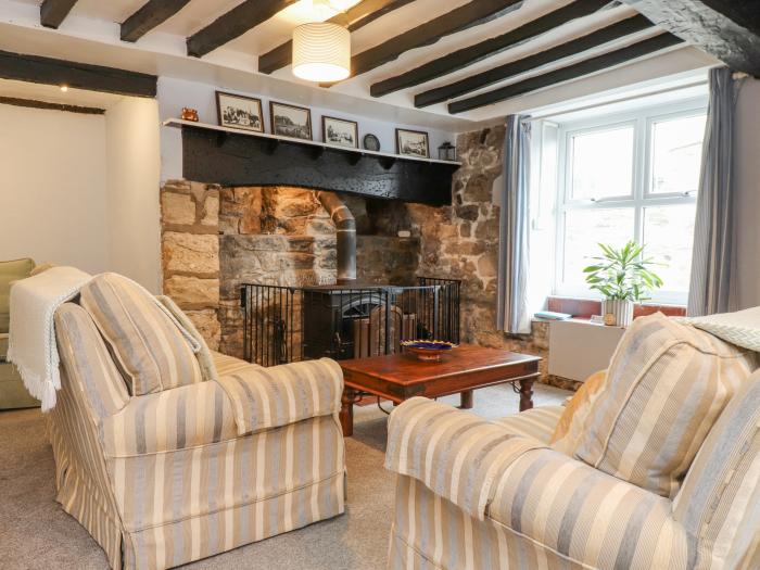 Ewyn Y Mor in Beaumaris, North Wales. In an AONB. Close to amenities and a beach. Woodburning stove.