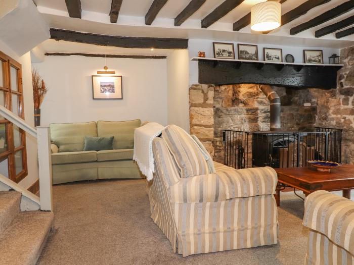 Ewyn Y Mor in Beaumaris, North Wales. In an AONB. Close to amenities and a beach. Woodburning stove.