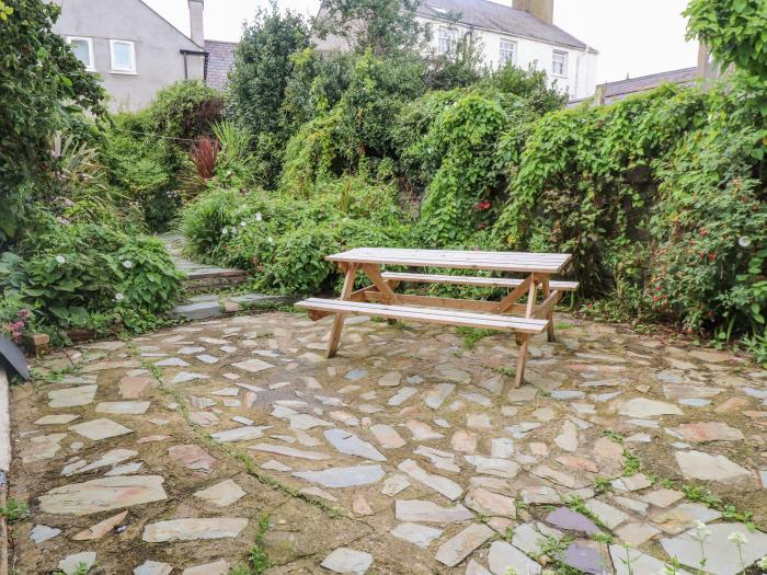 Ewyn Y Mor in Beaumaris, North Wales. In an AONB. Close to amenities and a beach. Woodburning stove.