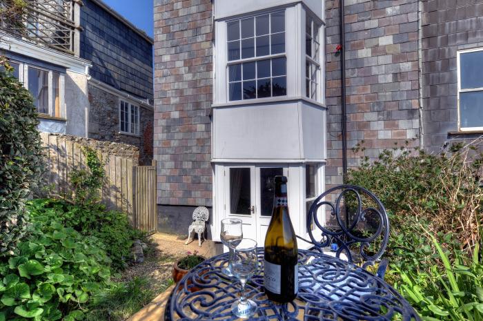 Tamarind Tree Apartment, Lyme Regis, Dorset. Ground-floor apartment. Ideal for couples. Beach nearby