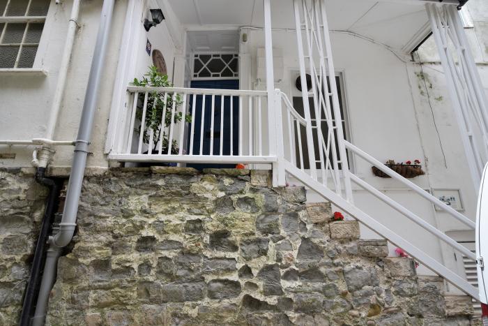 Tamarind Tree Apartment, Lyme Regis, Dorset. Ground-floor apartment. Ideal for couples. Beach nearby