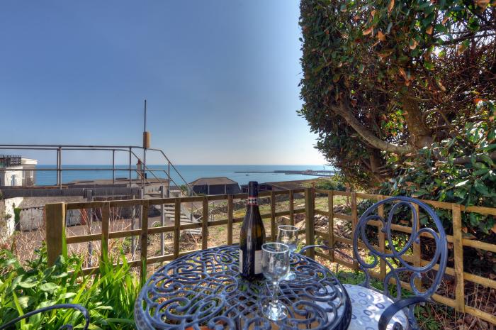 Tamarind Tree Apartment, Lyme Regis, Dorset. Ground-floor apartment. Ideal for couples. Beach nearby