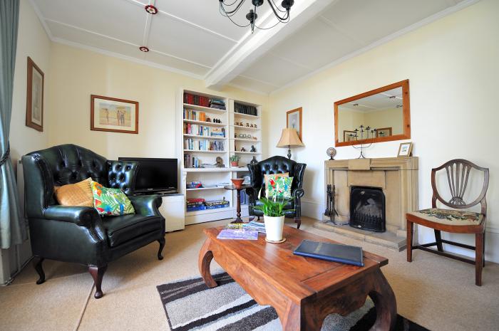 Tamarind Tree Apartment, Lyme Regis, Dorset. Ground-floor apartment. Ideal for couples. Beach nearby