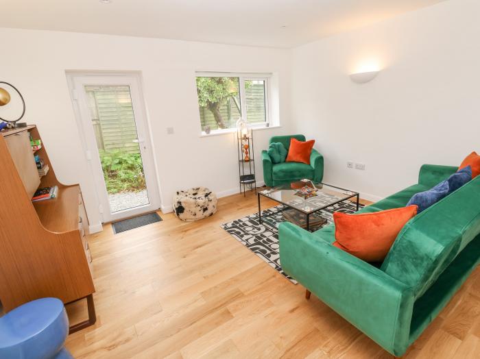 James' Pl Falmouth, Cornwall. Two-bedroom, ground-floor apartment near amenities and beach. Stylish.