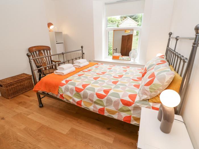 James' Pl Falmouth, Cornwall. Two-bedroom, ground-floor apartment near amenities and beach. Stylish.