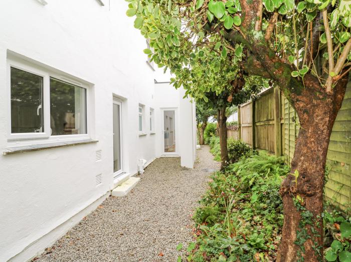 James' Pl Falmouth, Cornwall. Two-bedroom, ground-floor apartment near amenities and beach. Stylish.