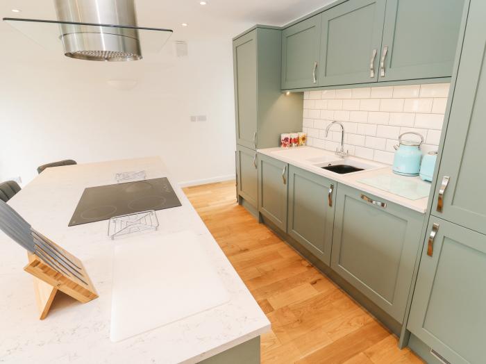 James' Pl Falmouth, Cornwall. Two-bedroom, ground-floor apartment near amenities and beach. Stylish.