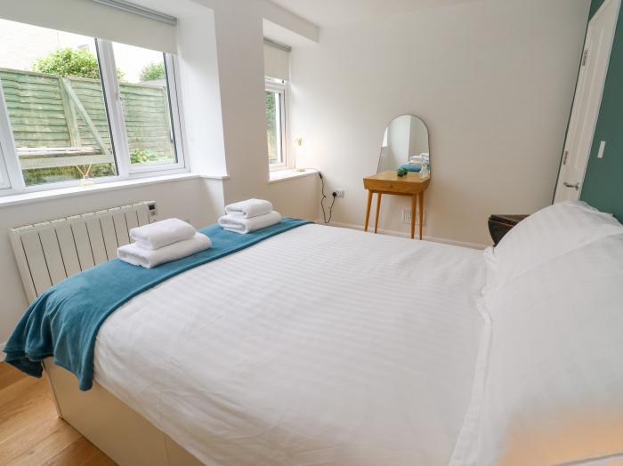 James' Pl Falmouth, Cornwall. Two-bedroom, ground-floor apartment near amenities and beach. Stylish.