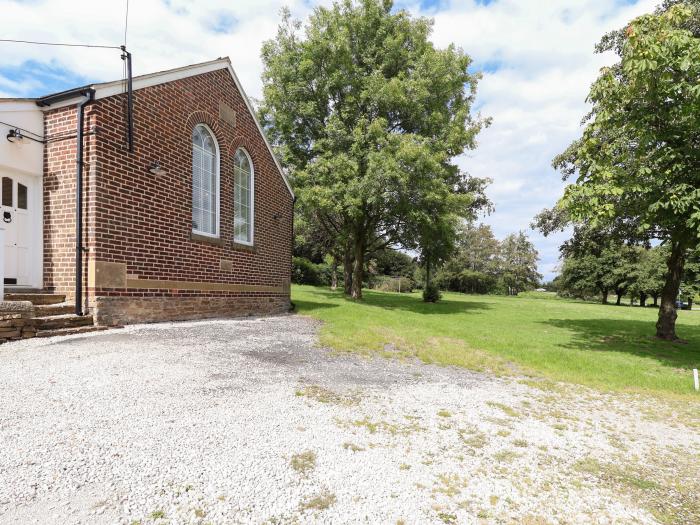 The Chapel, Stretton, Derbyshire. Converted chapel. Contemporary. Enclosed garden. Projector & WiFi.