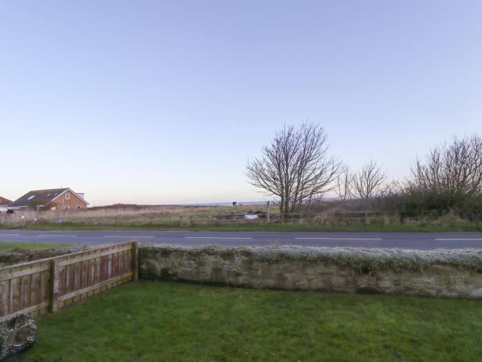 2A The Anchorage in Beadnell, Northumberland. Ground-floor apartment. Bay views. Open-plan. Smart TV