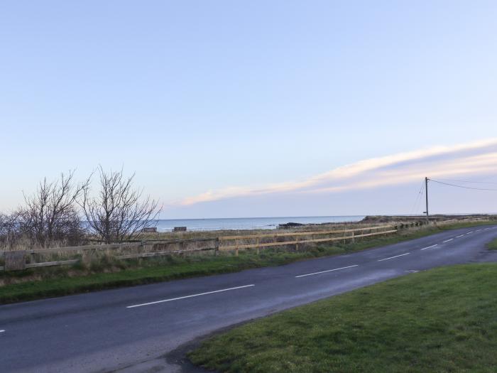 2A The Anchorage in Beadnell, Northumberland. Ground-floor apartment. Bay views. Open-plan. Smart TV