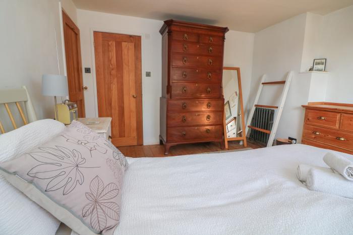 Mulberry Cottage in Staple, Devon. Woodburning stove. Travel cot and highchair. Pet-friendly. Garden