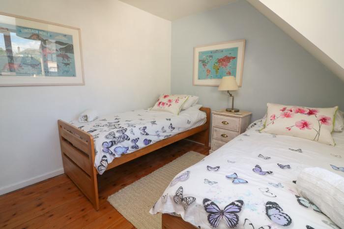 Mulberry Cottage in Staple, Devon. Woodburning stove. Travel cot and highchair. Pet-friendly. Garden