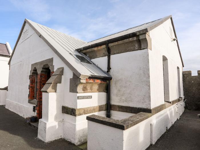 East Lighthouse Keeper's Cottage near Amlwch, Anglesey. Three-bedroom bungalow, near the coast. Pets