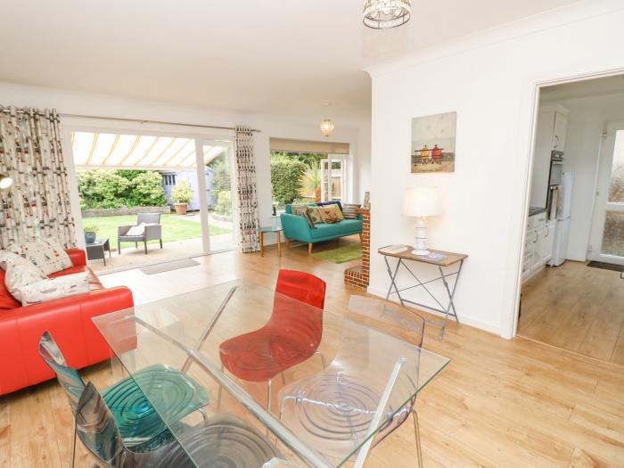 Ivys Place, Highcliffe, Dorset. Single-storey. Pet-friendly. Enclosed garden with furniture. 2-beds.