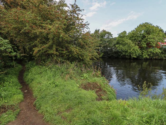 Fisherman's Retreat Mirfield, West Yorkshire. Near a National Park. Close to shop. Off-road parking.