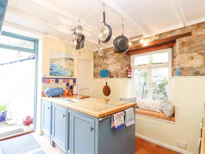 Crab Pot Cottage in Porthleven, Cornwall. Harbour views. Close to beach. Close to amenities. Gardens