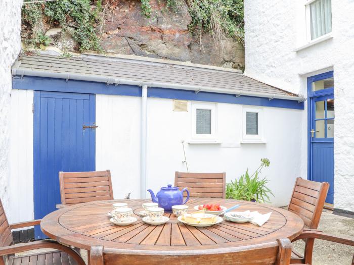 Crab Pot Cottage in Porthleven, Cornwall. Harbour views. Close to beach. Close to amenities. Gardens