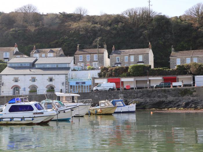 Crab Pot Cottage in Porthleven, Cornwall. Harbour views. Close to beach. Close to amenities. Gardens