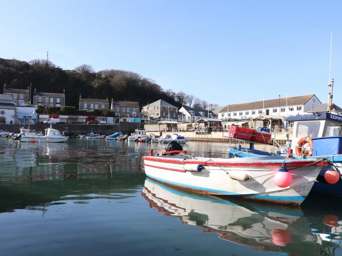 Crab Pot Cottage in Porthleven, Cornwall. Harbour views. Close to beach. Close to amenities. Gardens