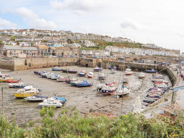 Crab Pot Cottage in Porthleven, Cornwall. Harbour views. Close to beach. Close to amenities. Gardens