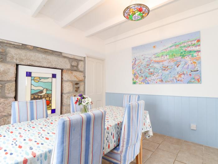 Crab Pot Cottage in Porthleven, Cornwall. Harbour views. Close to beach. Close to amenities. Gardens