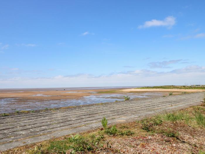 102 The Beach in Snettisham, Norfolk. Near an RSBP reserve. Sea views. Lake views. Off-road parking.